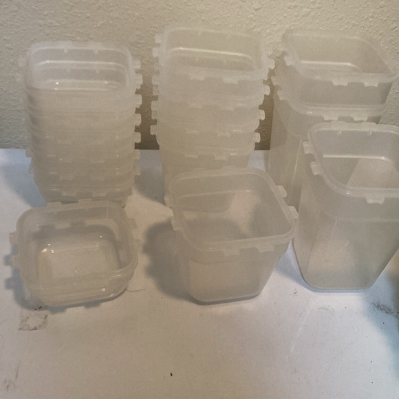 15 Lock and lock containers and 16 green lids - Picture 2 of 5